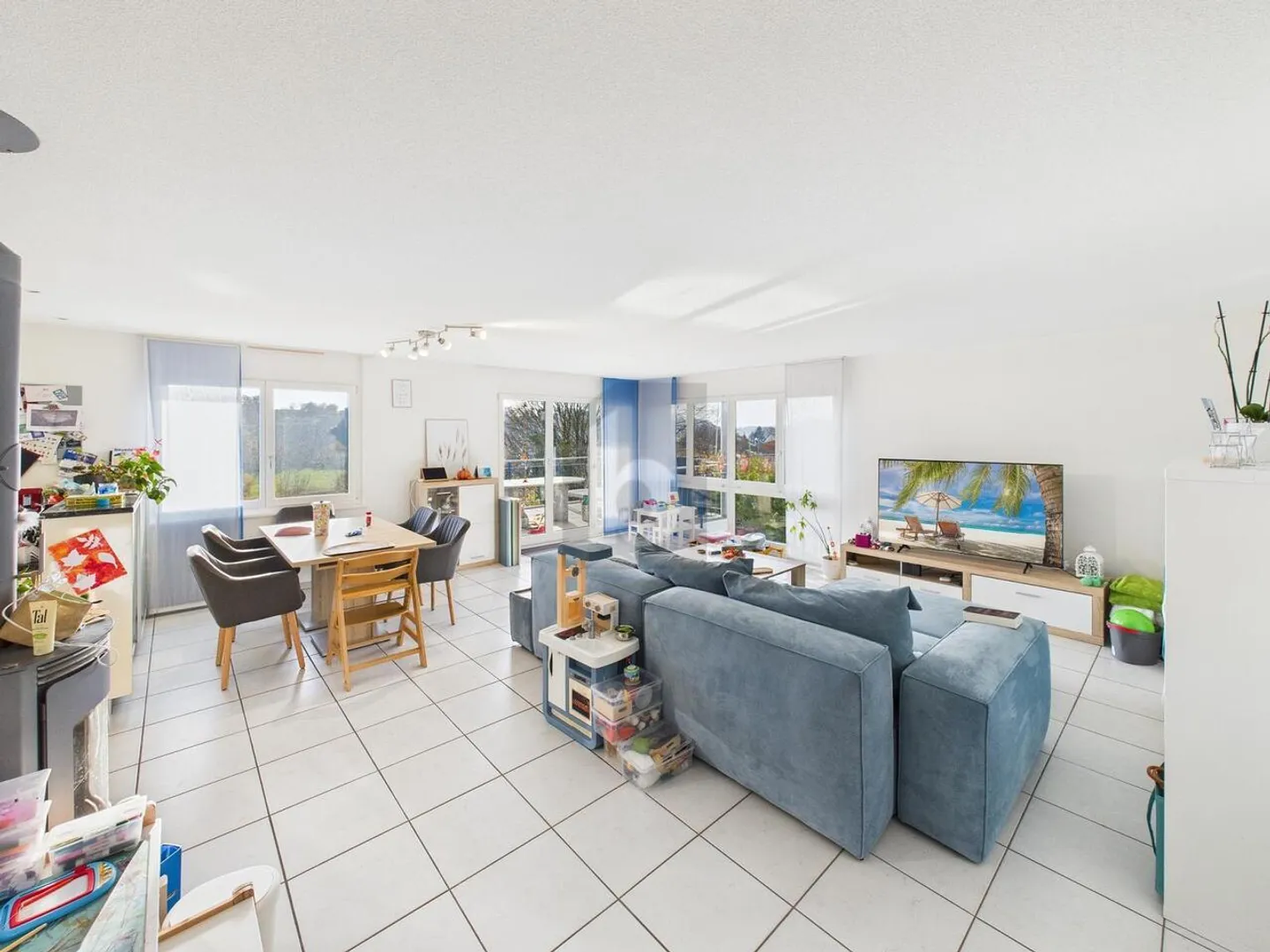 Grosszügige Wohnung mit Aussicht - Foto 2 von 6