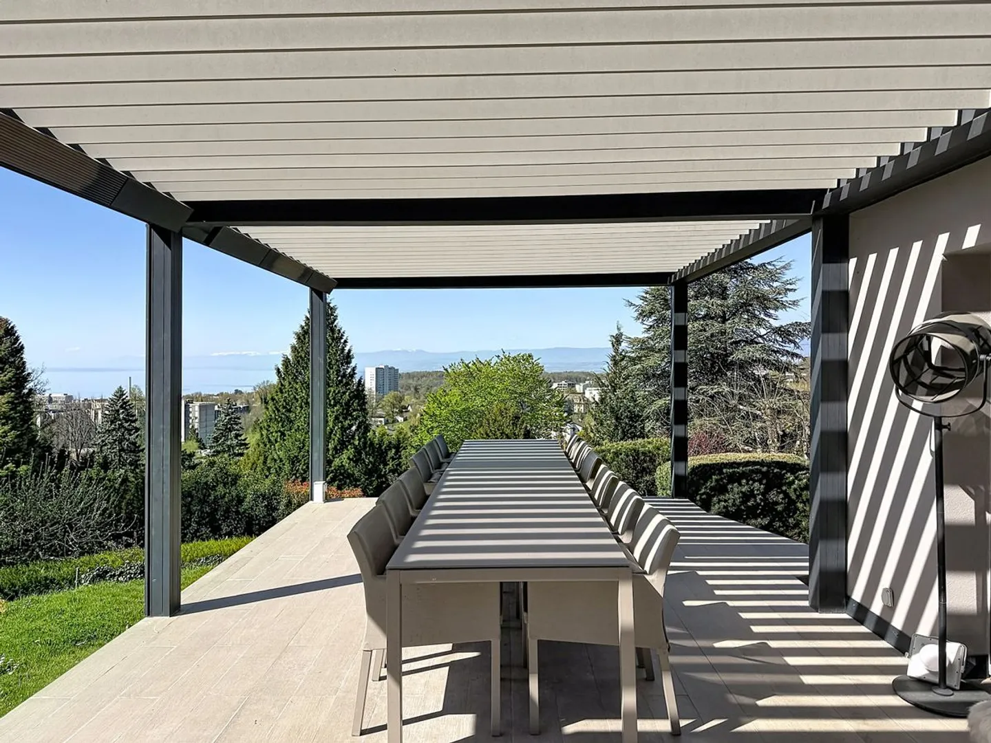 Zeitgenössische Villa mit Seeblick - Foto 4 von 11