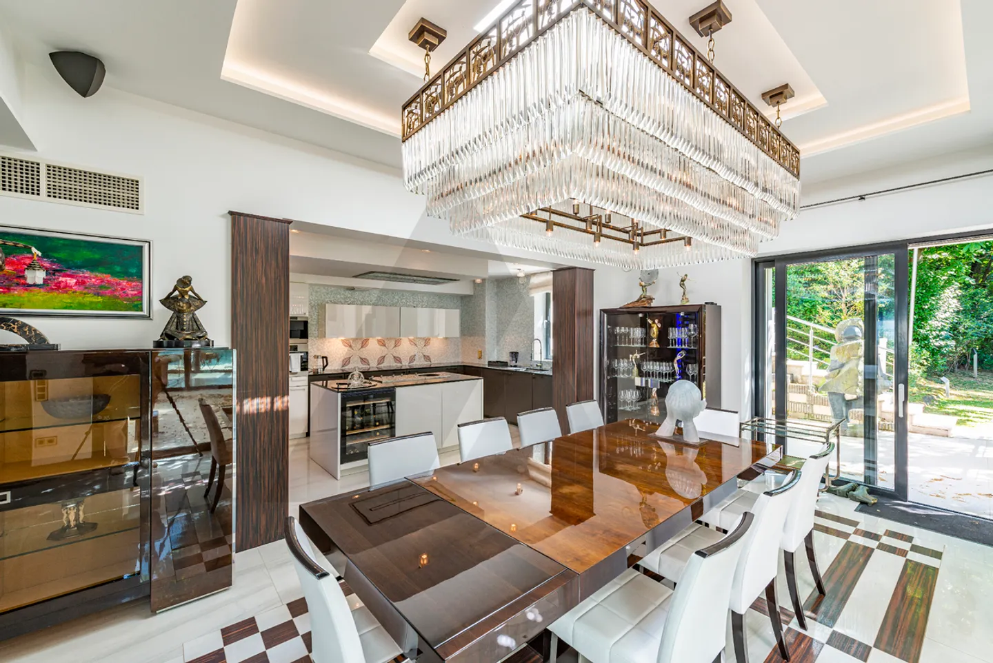Exclusive Property with Swimming Pool and Private Dock - Photo 8 of 15
