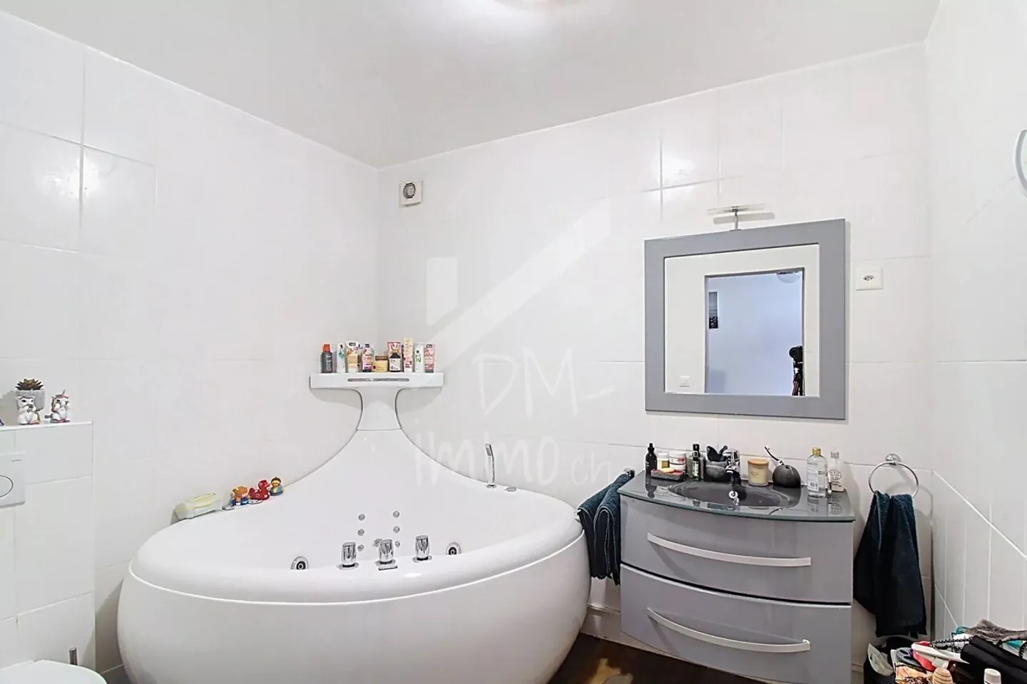 Rental building with 9 units, excellent condition, near center - Photo 4 of 9