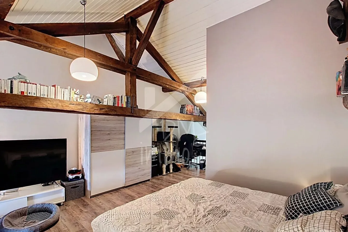 Rental building with 9 units, excellent condition, near center - Photo 5 of 9