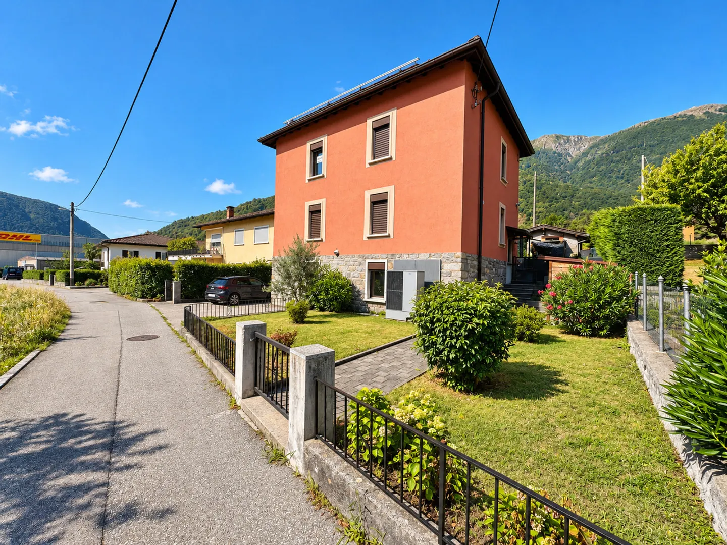 Einfamilienhaus mit Garten - Foto 2 von 12