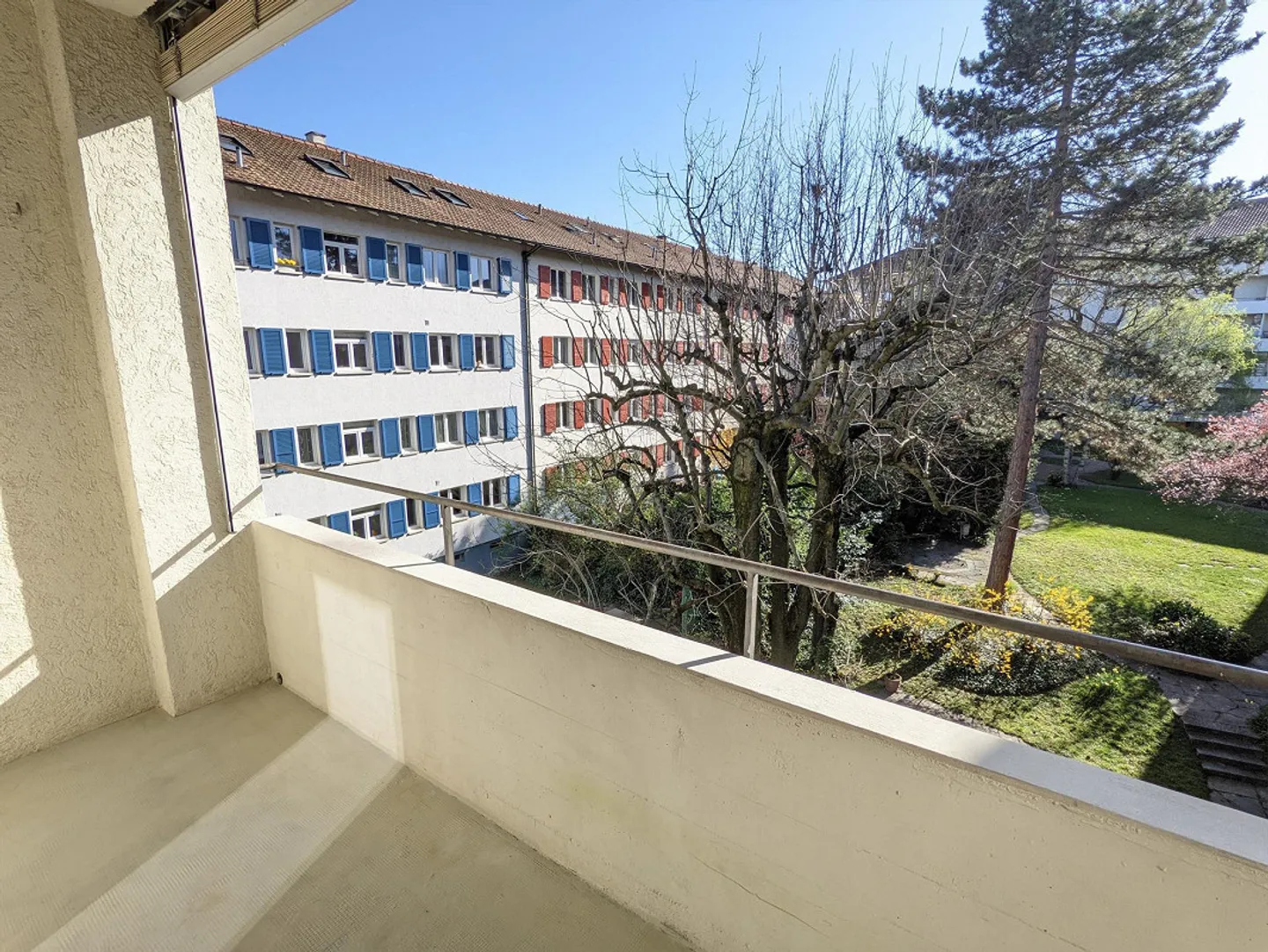 Bright 4-room apartment near Kannenfeldpark and Westfeld district - Photo 3 of 14