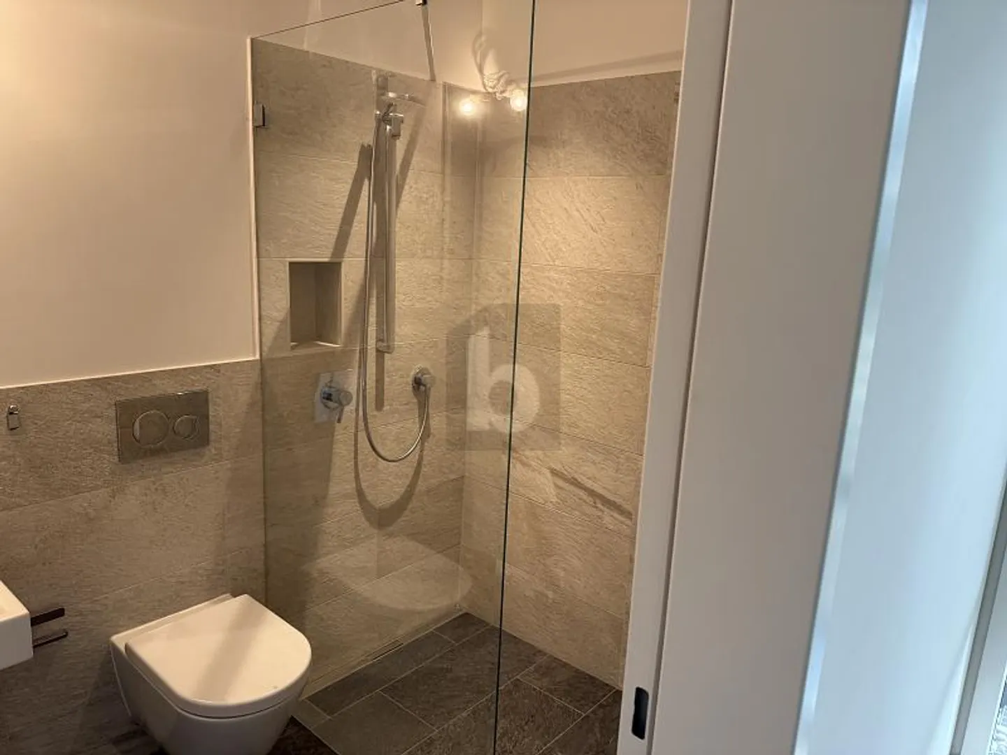 Chambre de loisir confortable avec douche et WC - Photo 4 sur 6