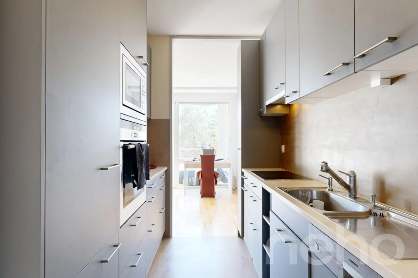 Nur einen Steinwurf von der Straßenbahnhaltestelle entfernt - Foto 5 von 12