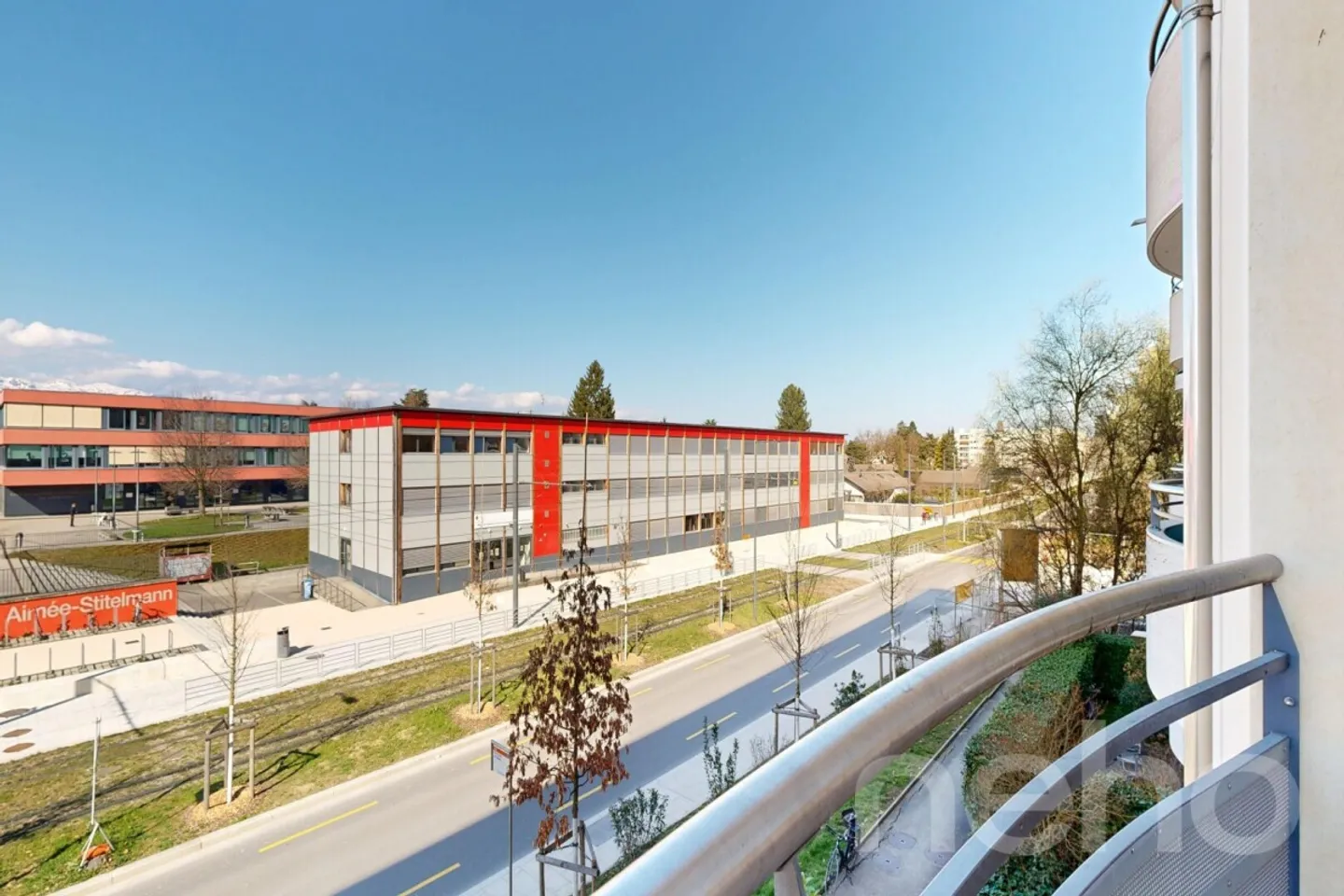 Nur einen Steinwurf von der Straßenbahnhaltestelle entfernt - Foto 11 von 12