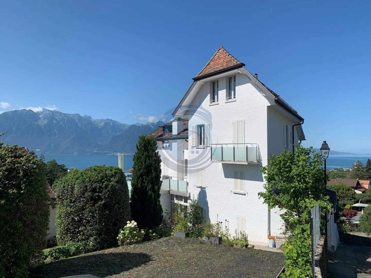 SUPERBA PROPRIETÀ CON 4 APPARTAMENTI E VISTA MOZZAFIATO SUL LAGO - Foto 5 di 17
