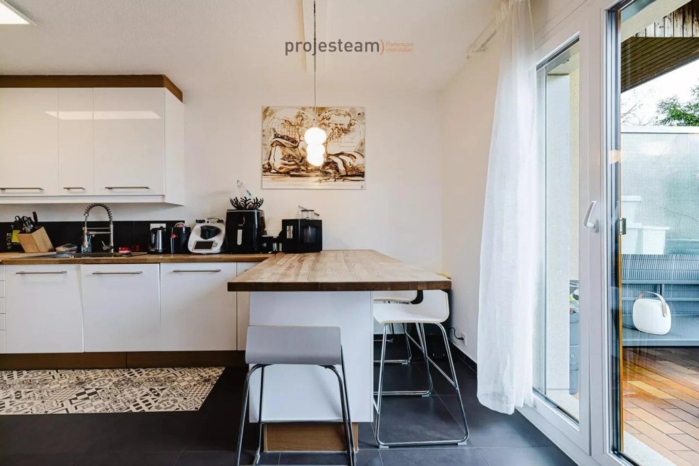 Apartment with fireplace, carefully renovated, large south-facing balcony, in a green and family-friendly setting - Photo 1 of 12