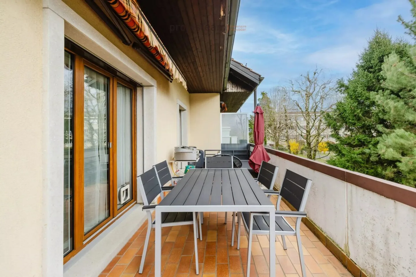 Apartment with fireplace, carefully renovated, large south-facing balcony, in a green and family-friendly setting - Photo 10 of 12