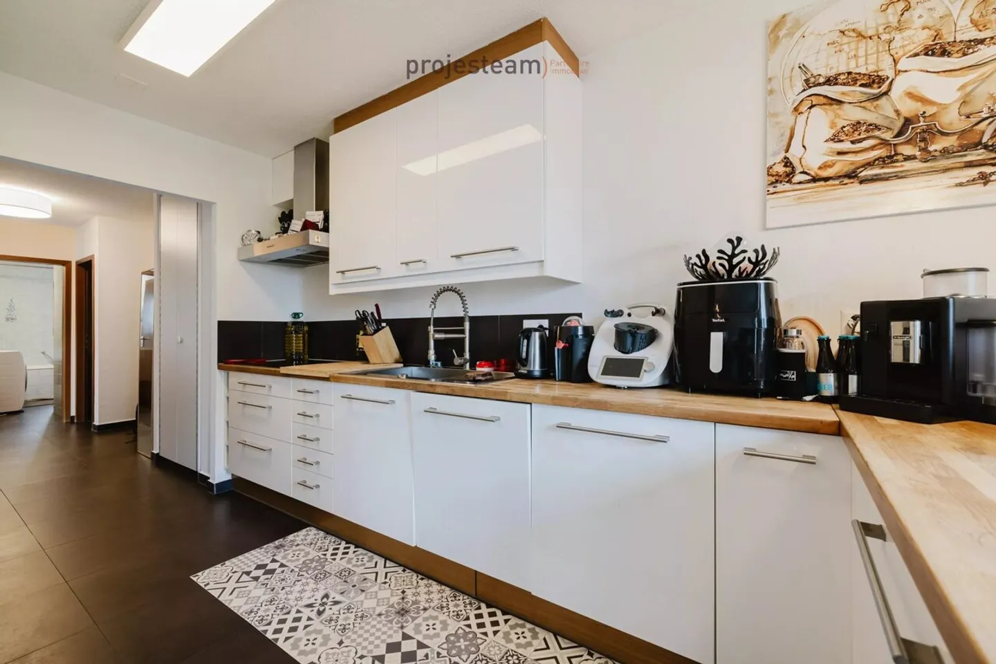 Apartment with fireplace, carefully renovated, large south-facing balcony, in a green and family-friendly setting - Photo 3 of 12