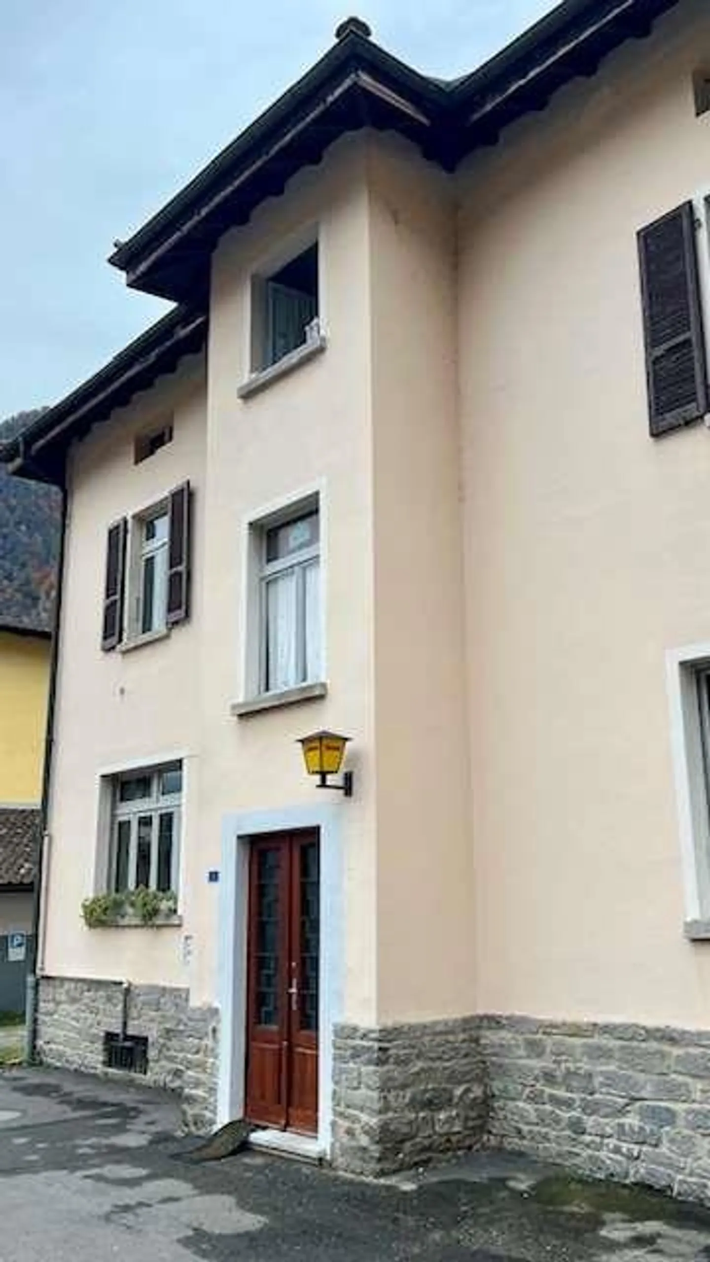 Palazzina with great renovation potential - Photo 2 of 2