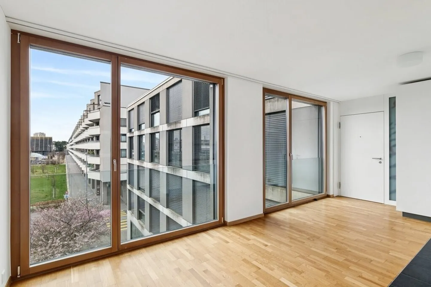 Proche du centre avec un grand balcon - Photo 1 sur 12