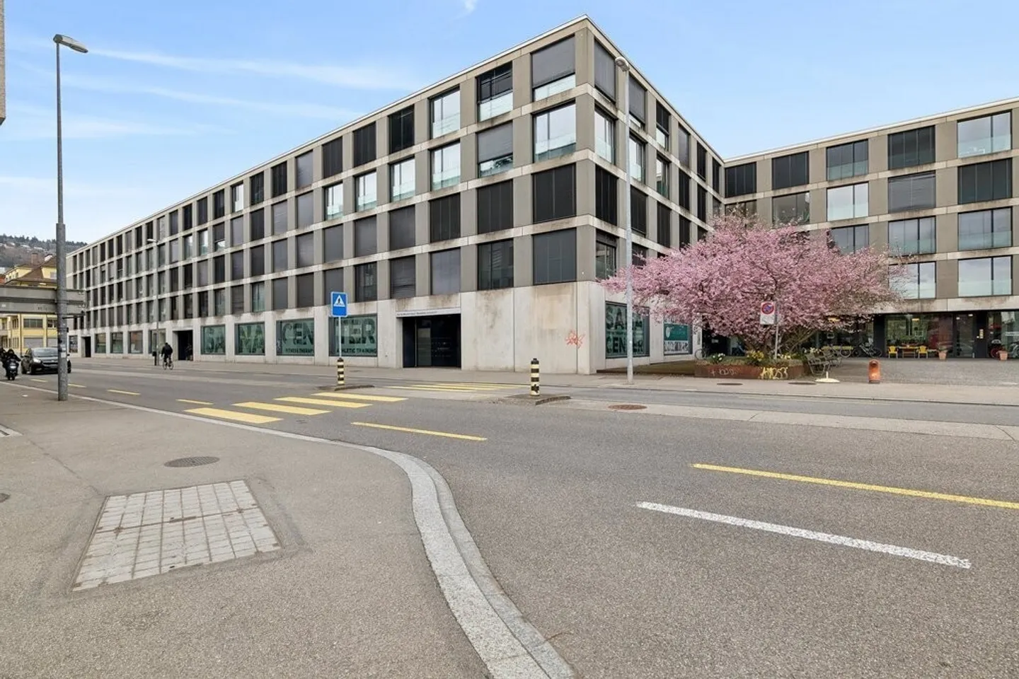 Proche du centre avec un grand balcon - Photo 2 sur 12