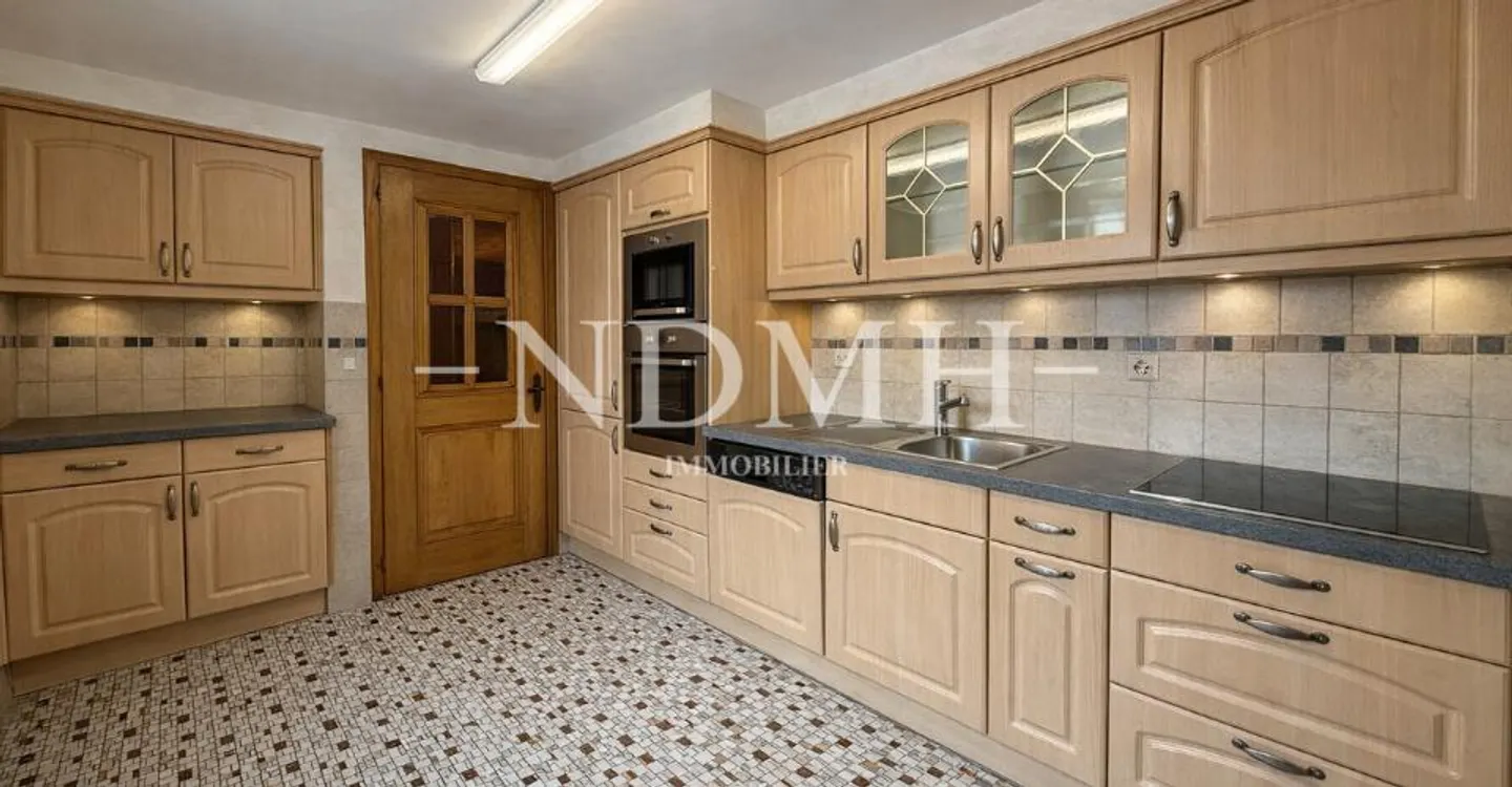 Spazioso appartamento di 4,5 locali nel cuore del villaggio - Foto 3 di 8