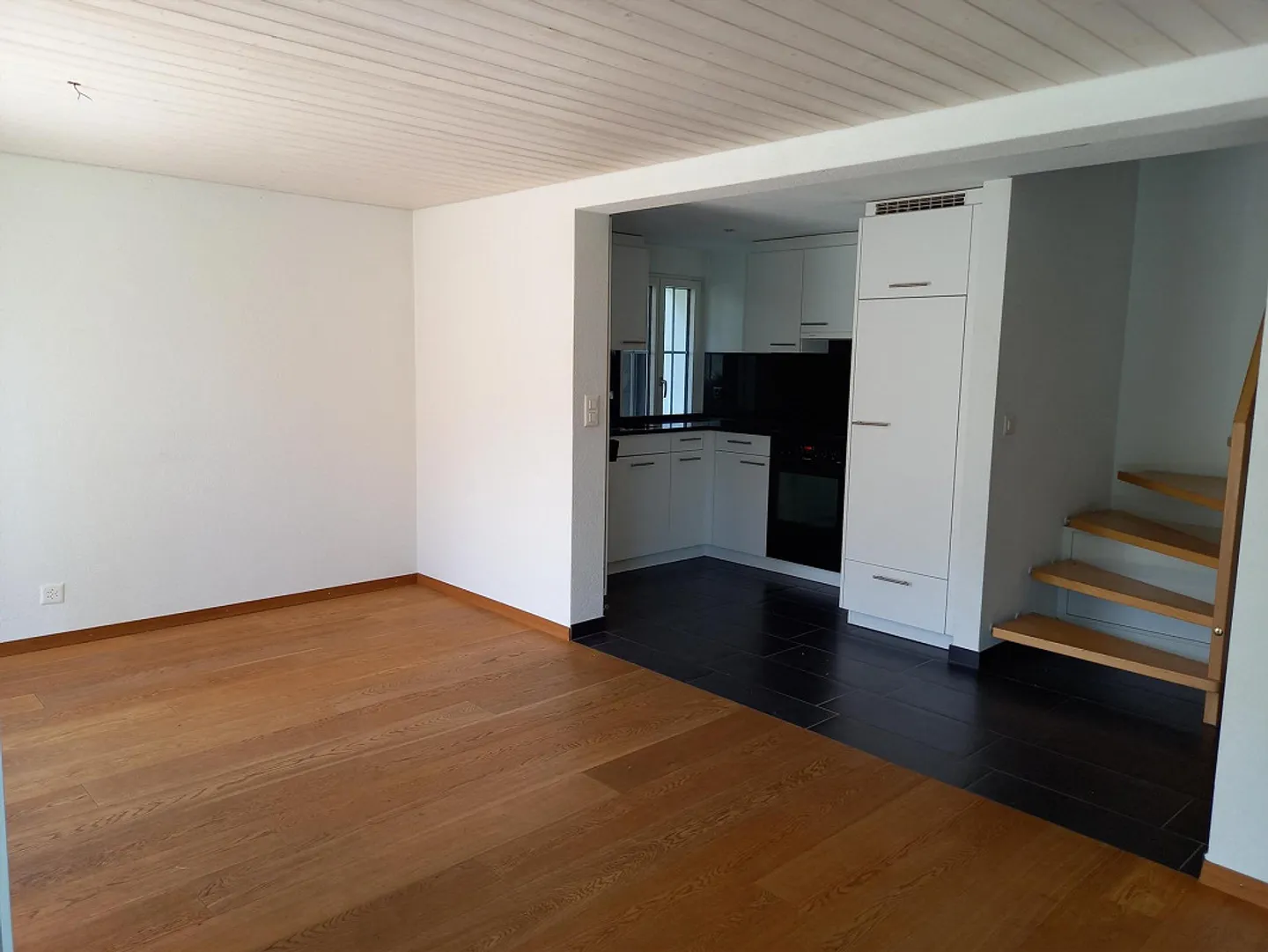 Bel appartement en duplex de 4.5 pièces dans un endroit ensoleillé - Photo 3 sur 12
