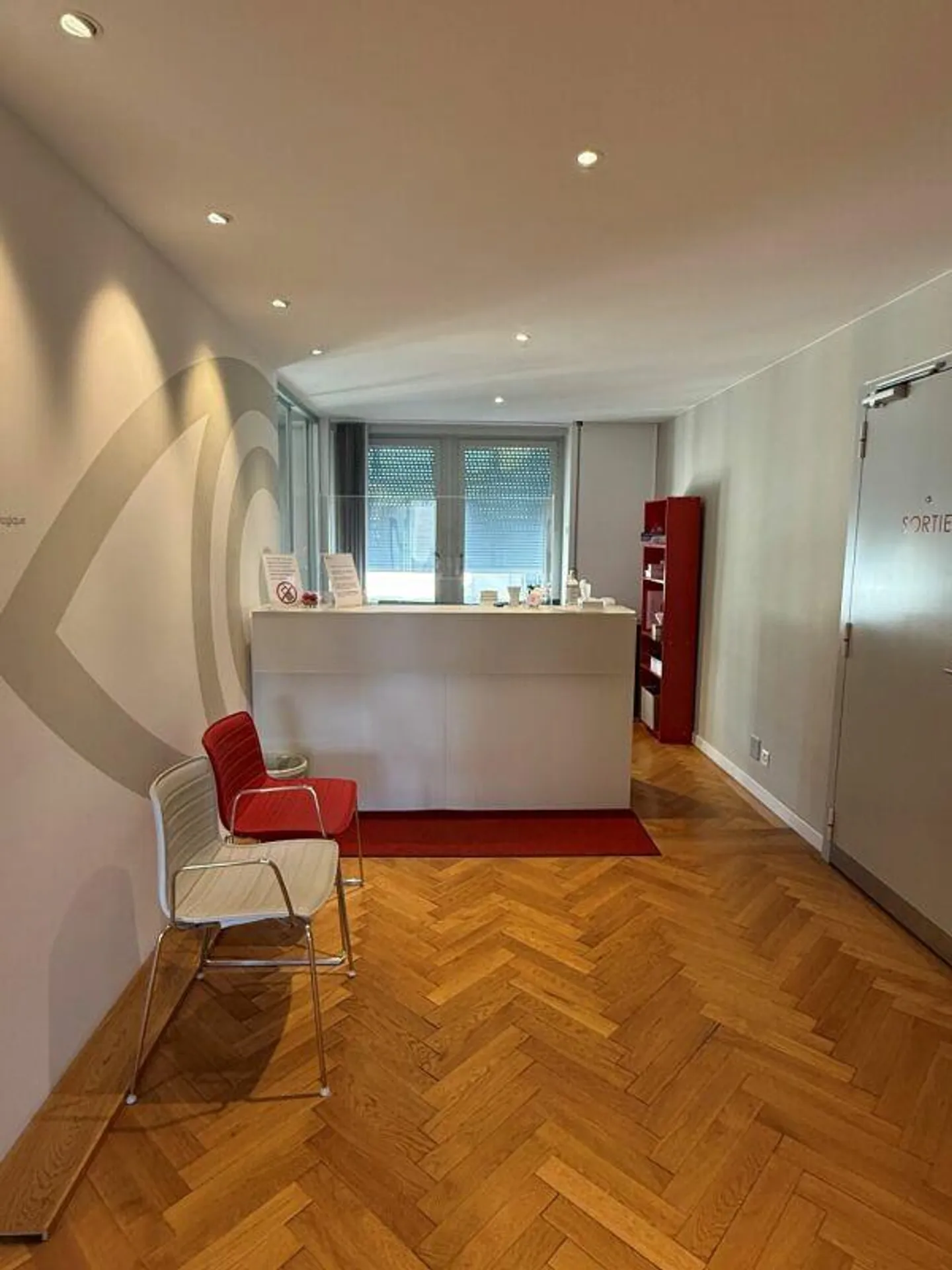 Office space for rent - Photo 1 of 7