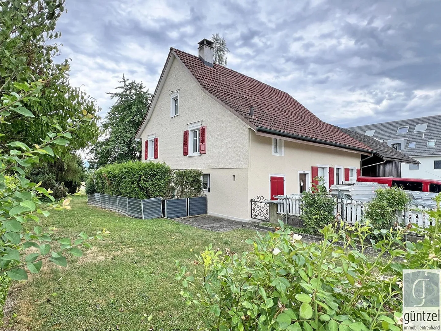 Maison individuelle avec deux bâtiments de grange et réserve foncière - Photo 2 sur 13