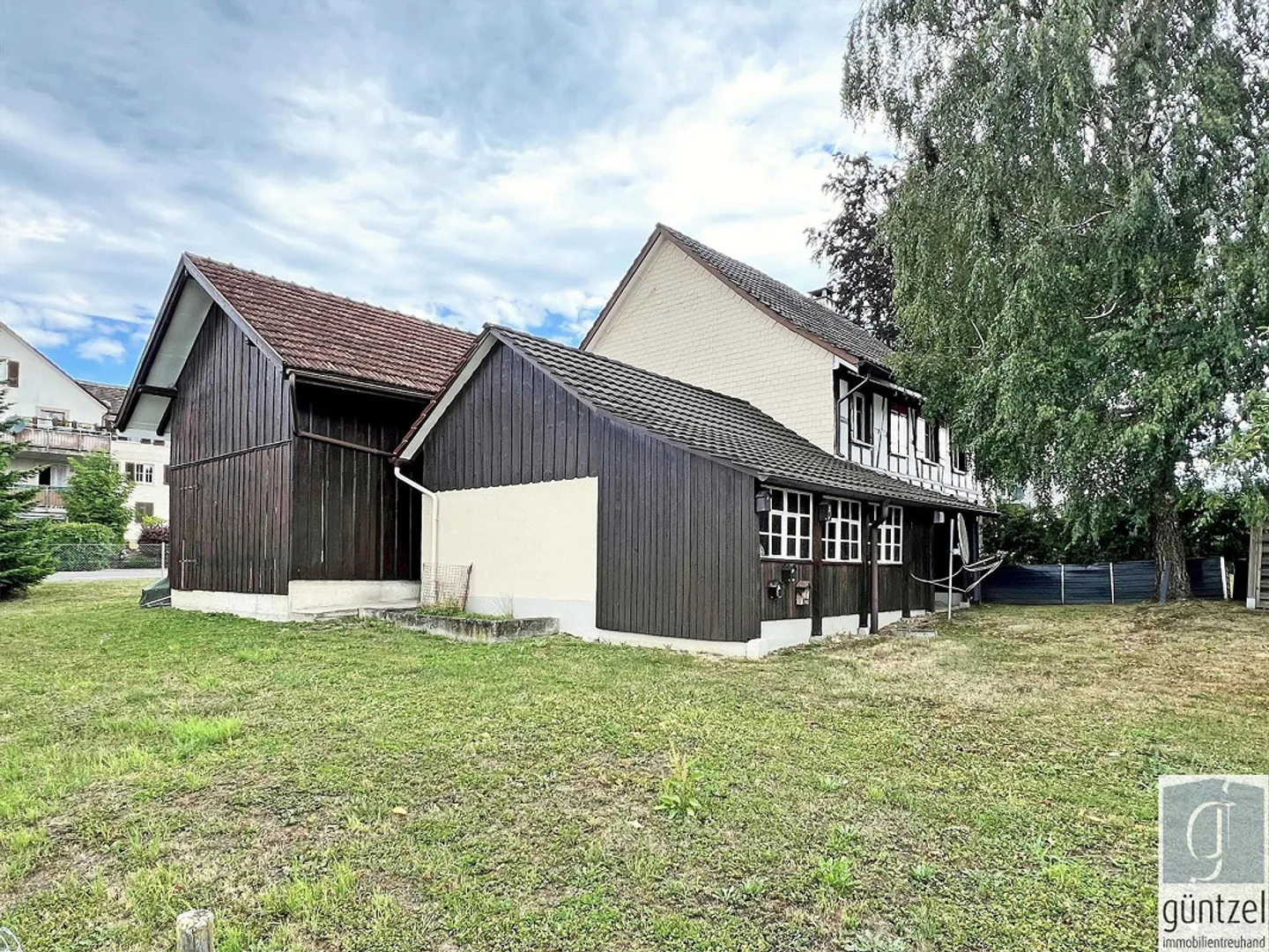 Maison individuelle avec deux bâtiments de grange et réserve foncière - Photo 3 sur 13