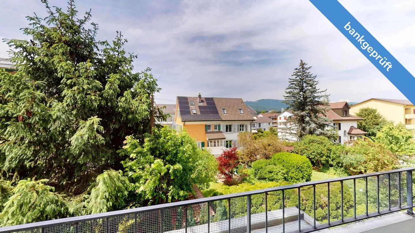 AgentSelly - Bright 5.5-Room Apartment with Great Potential - Photo 9 of 13