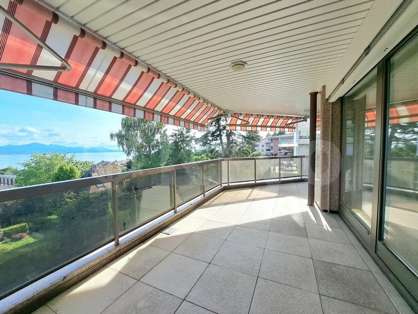 4.5 rooms fully renovated, large terrace, lake view - Photo 3 of 8