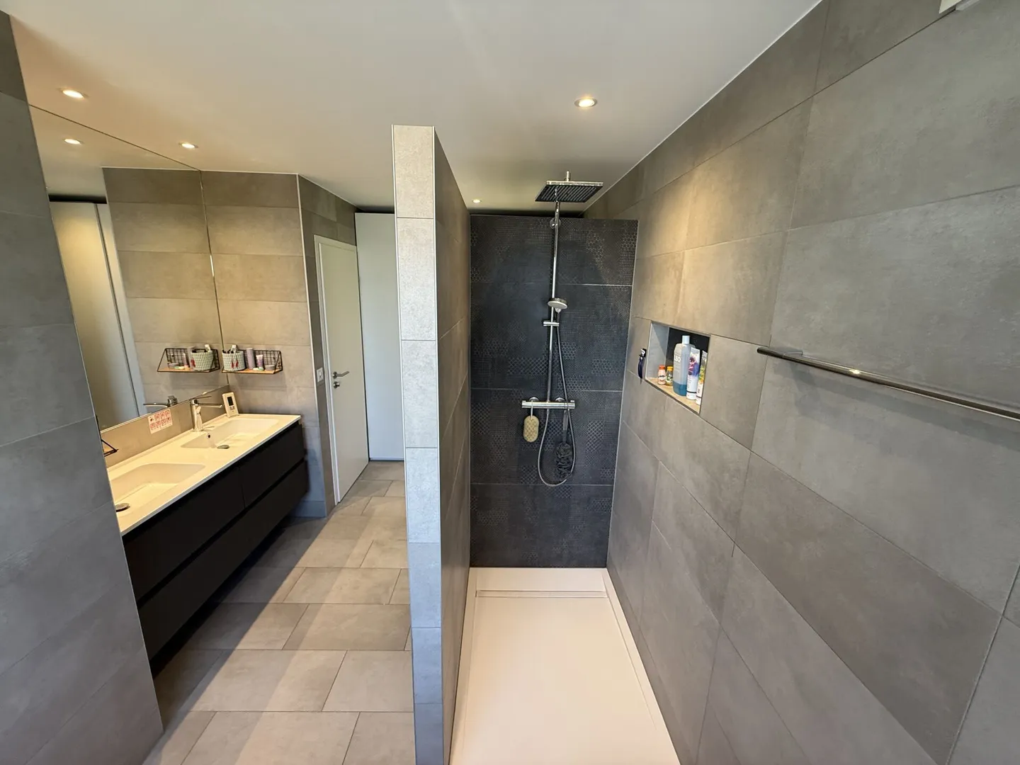 Beautiful nearly new house with 4.5 rooms in an ideal location in Matran - Photo 7 of 13