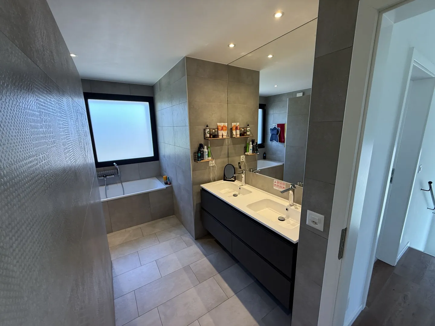 Beautiful nearly new house with 4.5 rooms in an ideal location in Matran - Photo 8 of 13