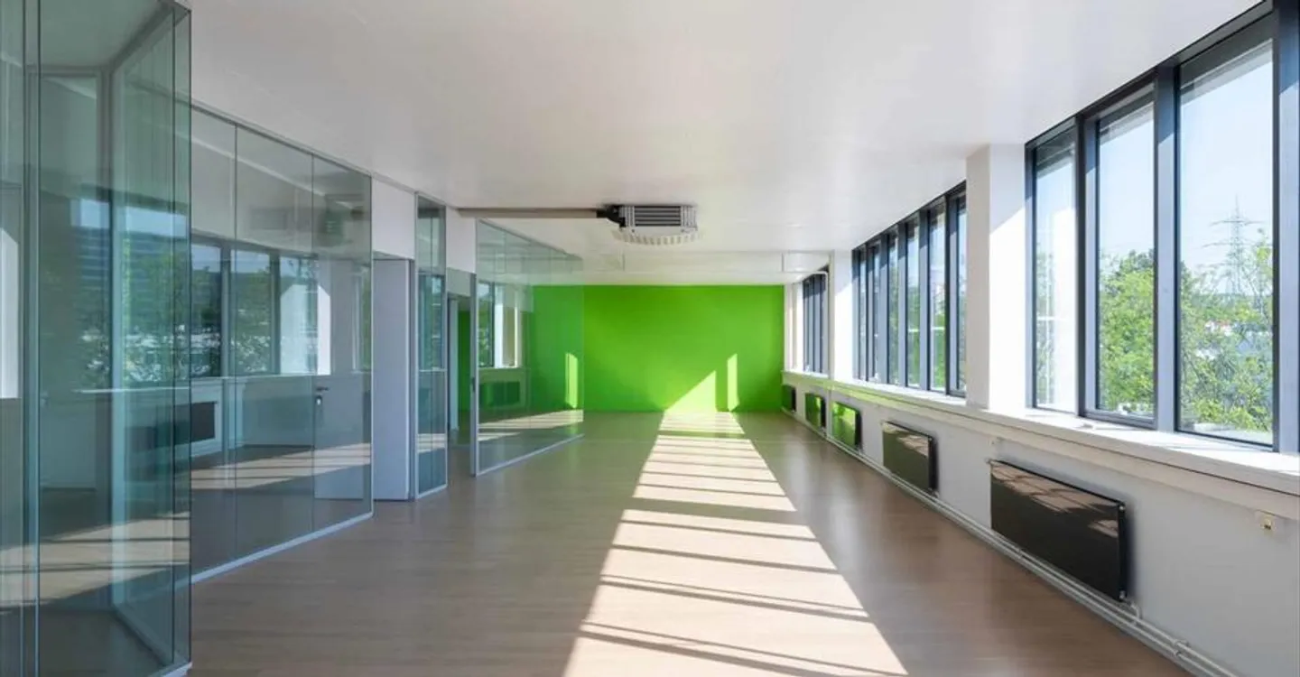 Mixed-use building for rent - Photo 2 of 5