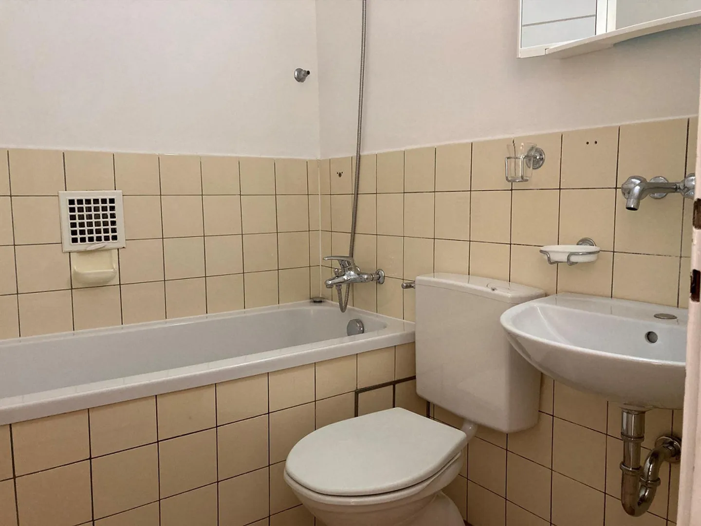 Apartment near St. Johann Train Station - Photo 3 of 4