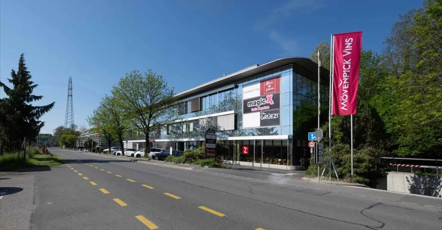 Mixed-use building for rent - Photo 4 of 5