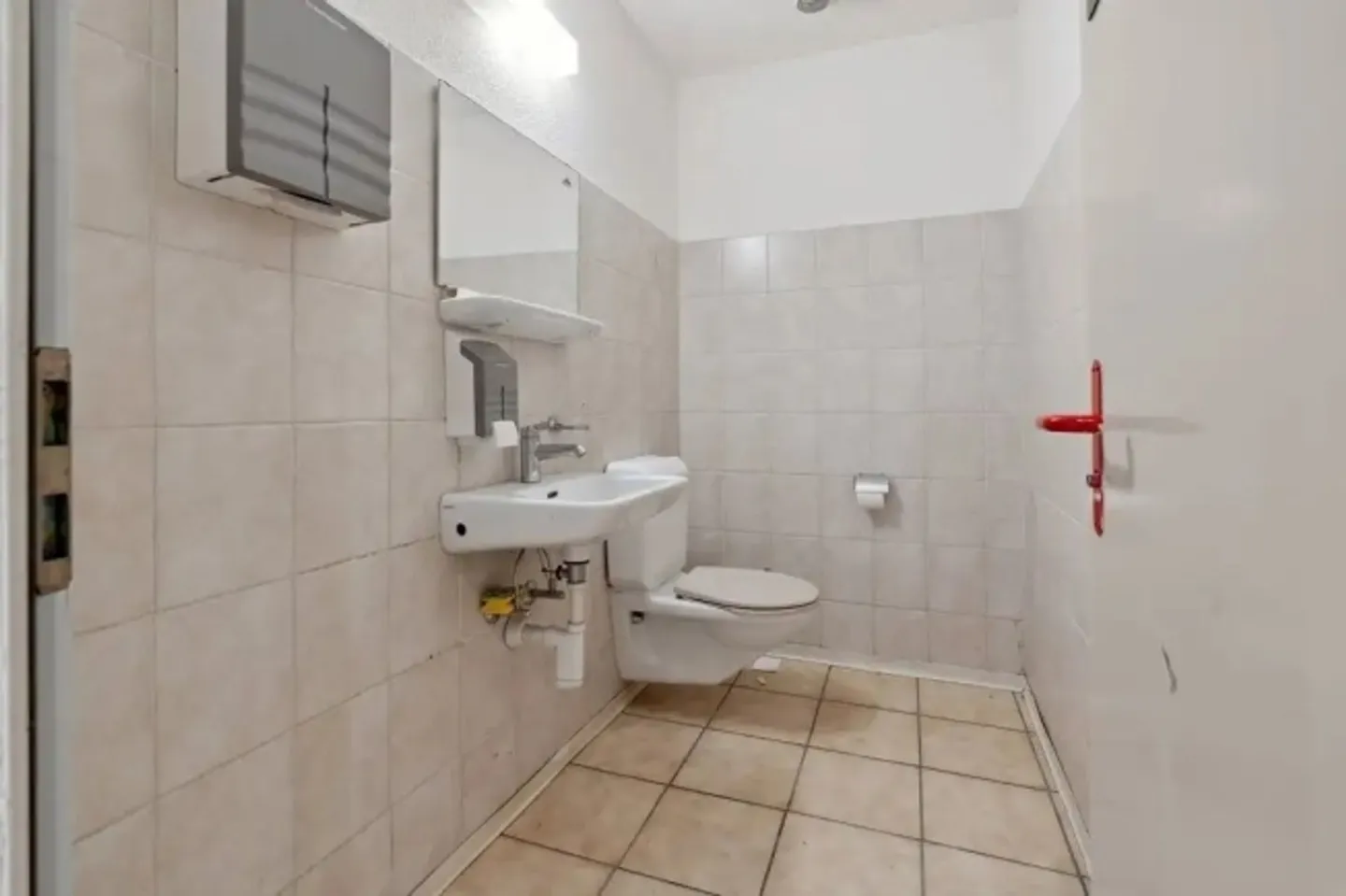 Versatile commercial space with good infrastructure - Photo 3 of 6