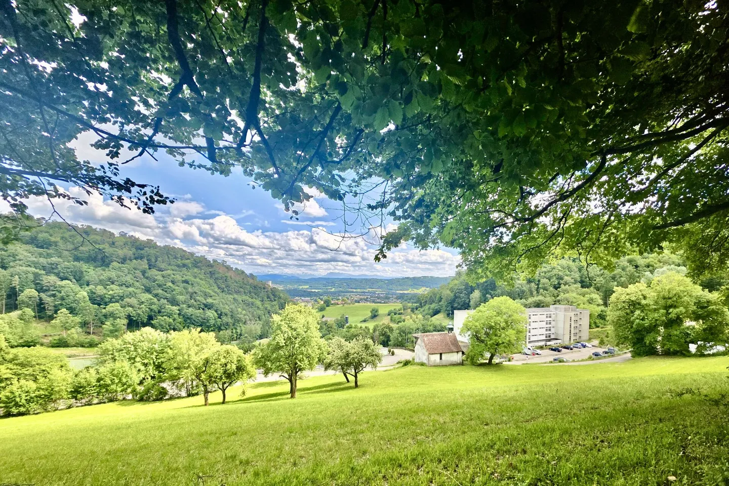 Large 1.5-room apartment with magnificent distant view - Photo 1 of 10