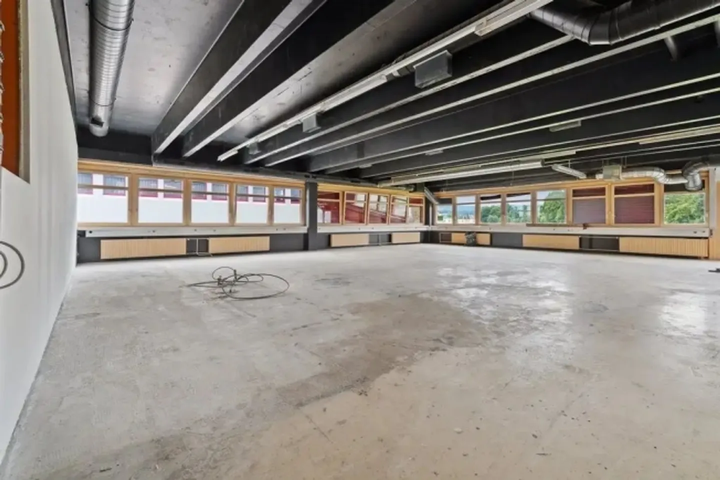Versatile commercial space with good infrastructure - Photo 4 of 6