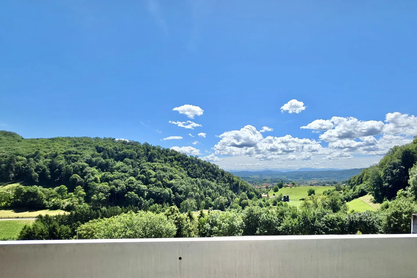 Large 1.5-room apartment with magnificent distant view - Photo 2 of 10