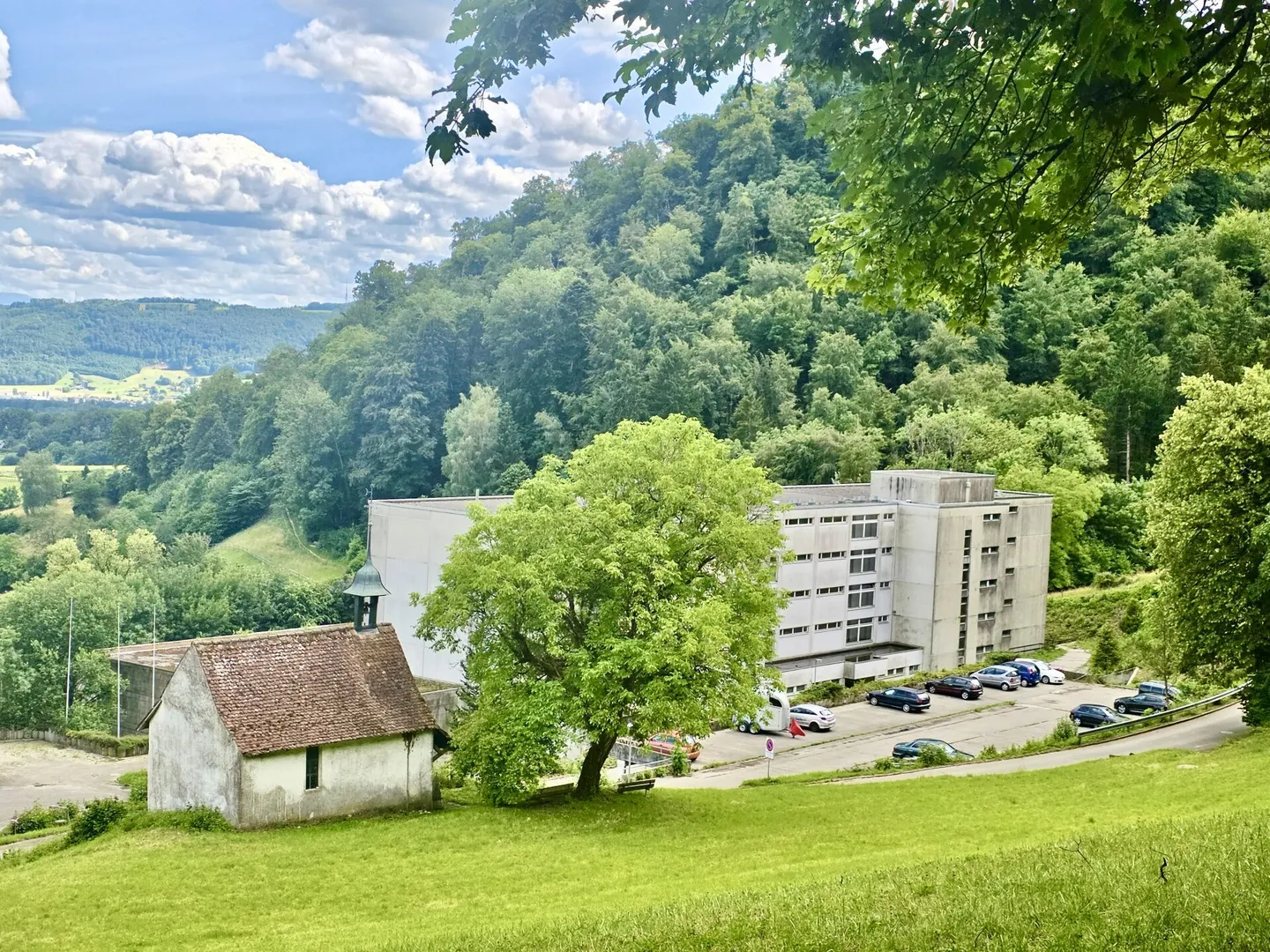 Large 1.5-room apartment with magnificent distant view - Photo 3 of 10