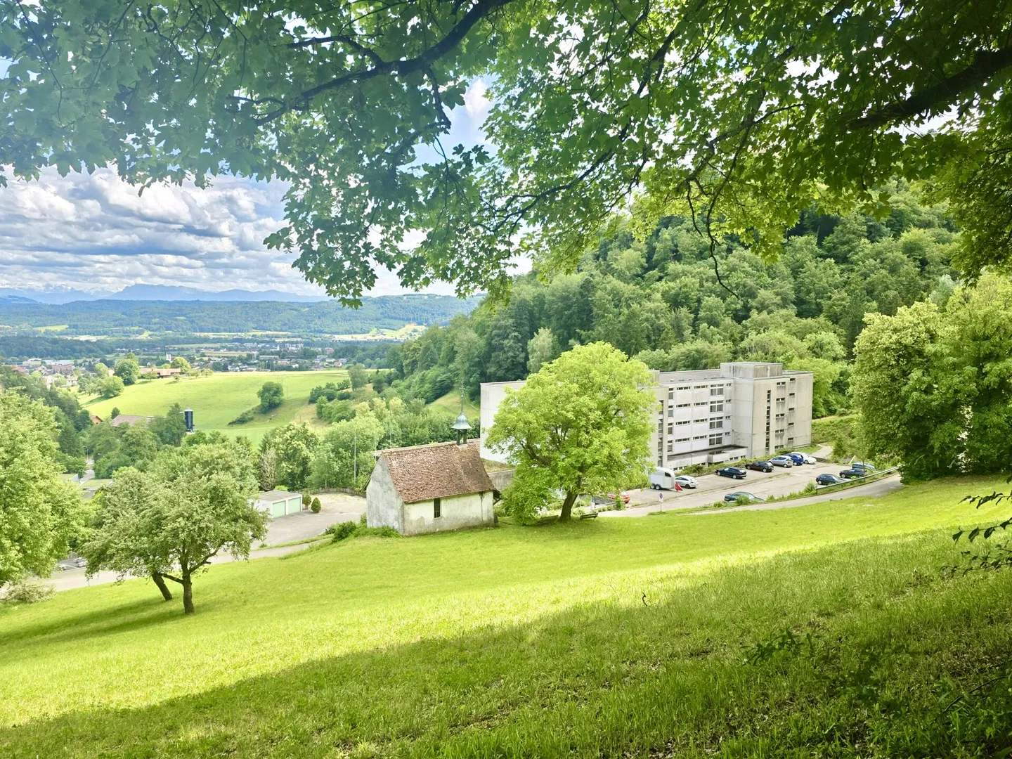 Large 1.5-room apartment with magnificent distant view - Photo 5 of 10