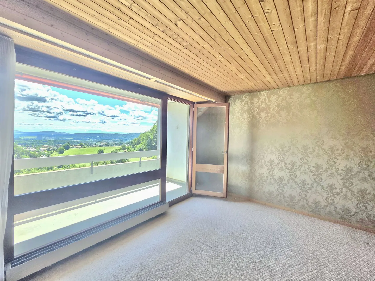 Large 1.5-room apartment with magnificent distant view - Photo 6 of 10