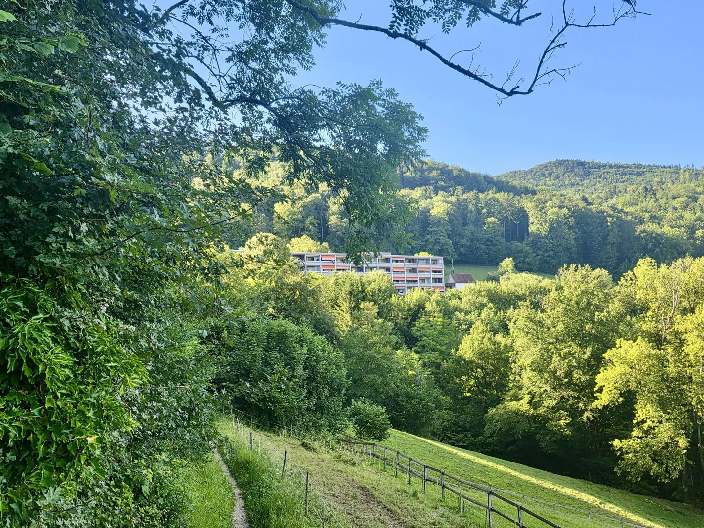 Large 1.5-room apartment with magnificent distant view - Photo 4 of 10