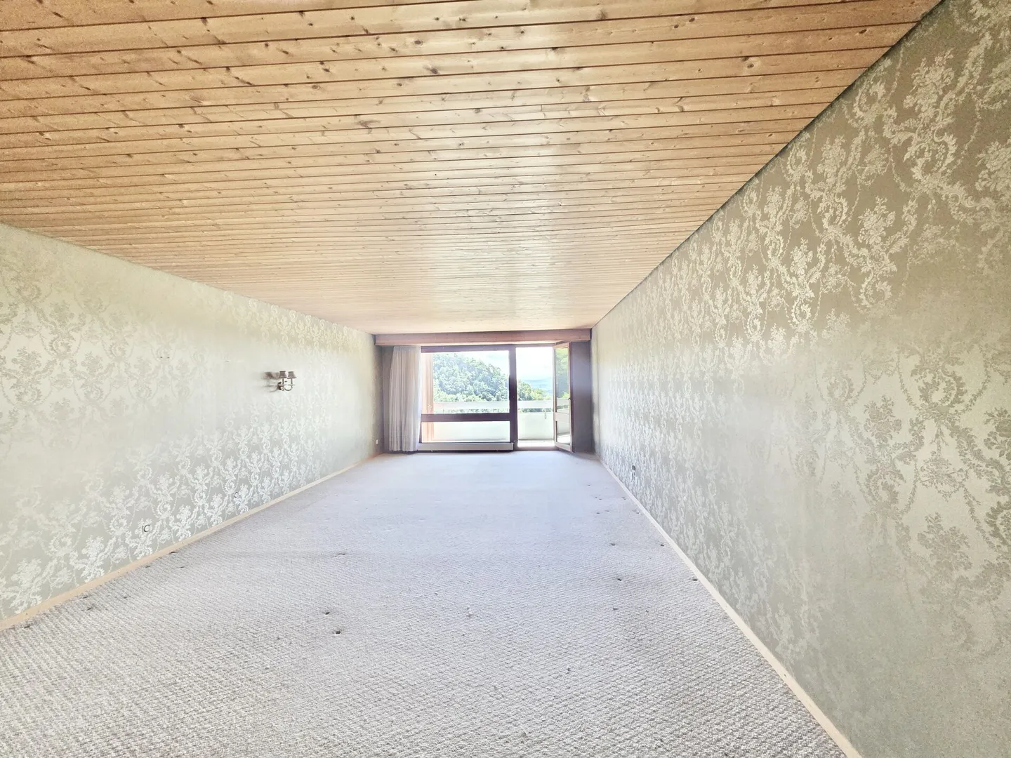 Large 1.5-room apartment with magnificent distant view - Photo 7 of 10