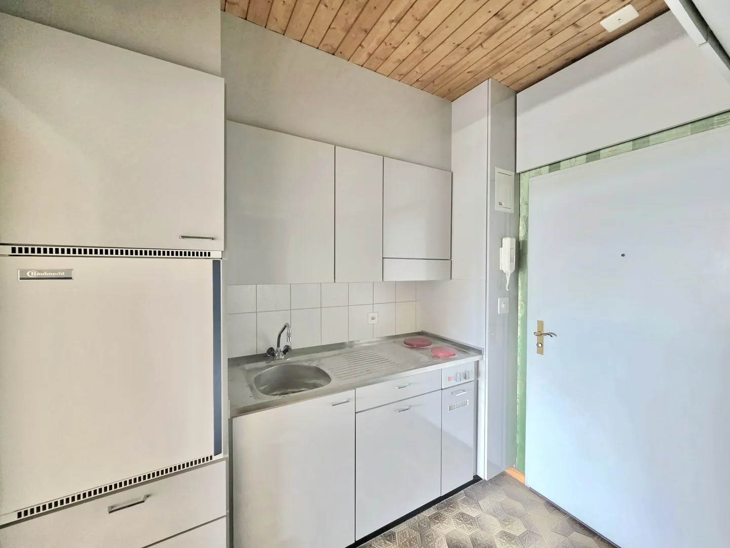 Large 1.5-room apartment with magnificent distant view - Photo 9 of 10