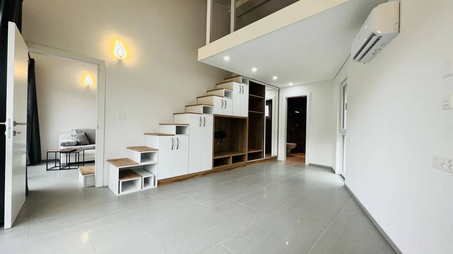 Nuovo studio di alta qualità completamente arredato con aria condizionata, posto auto, balcone - Foto 1 di 10