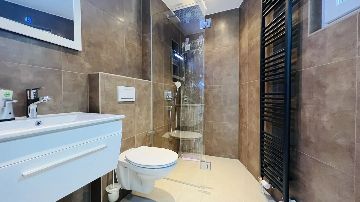 Nuovo studio di alta qualità completamente arredato con aria condizionata, posto auto, balcone - Foto 2 di 10