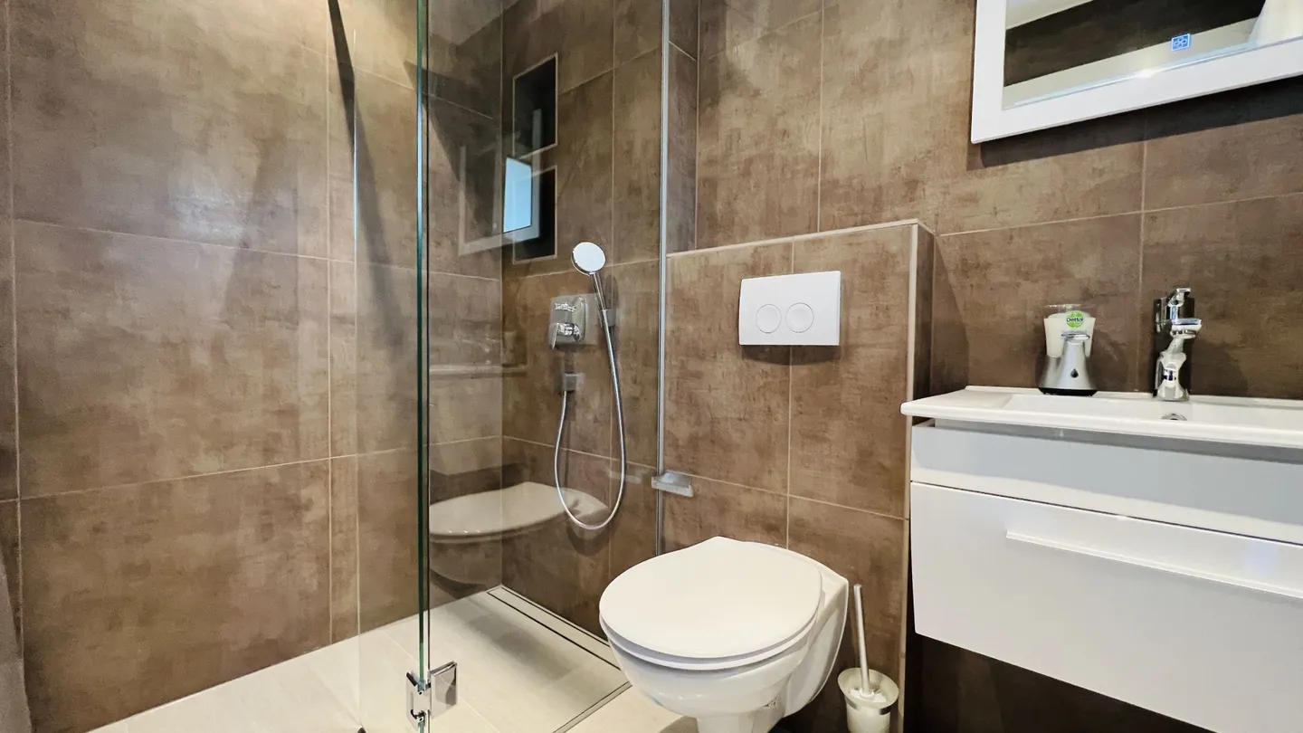 Nuovo studio di alta qualità completamente arredato con aria condizionata, posto auto, balcone - Foto 5 di 10