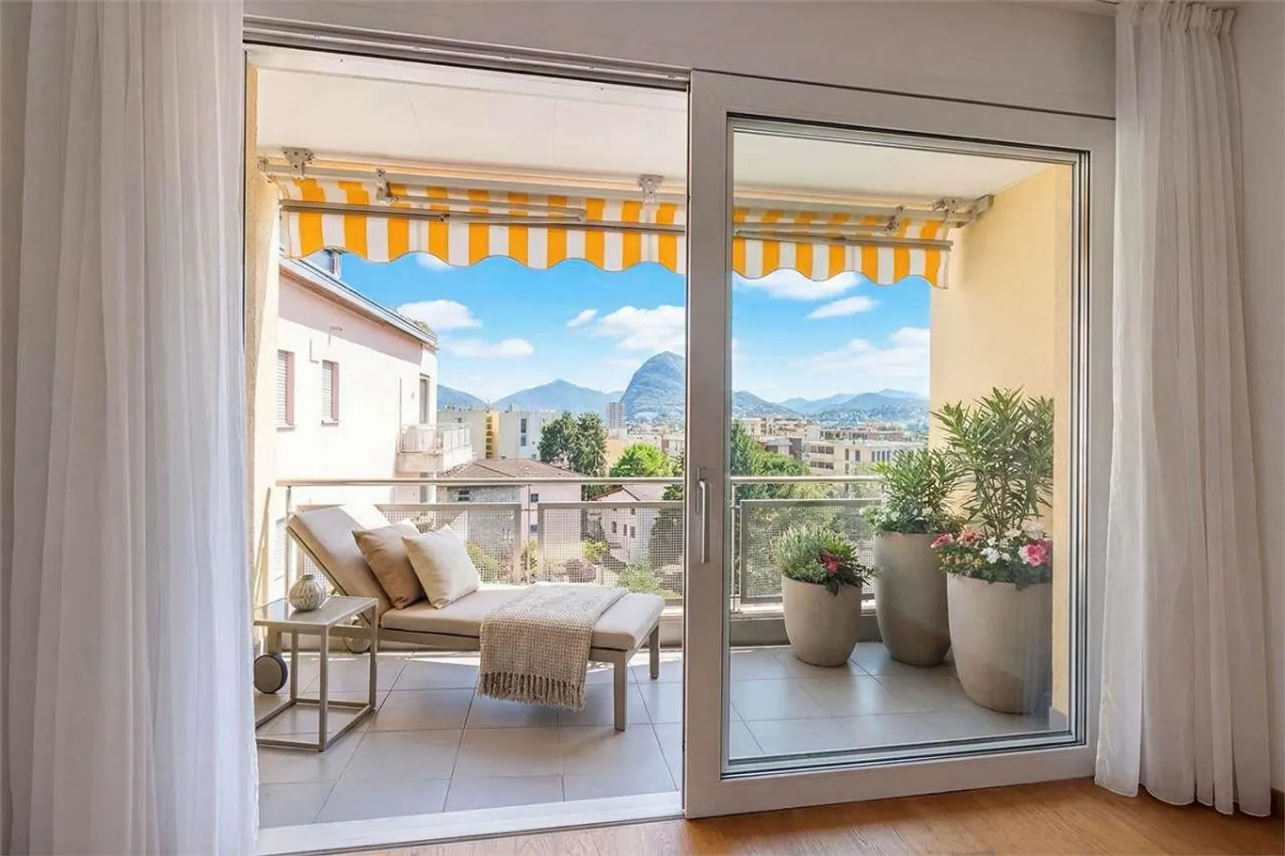 Spacieux et lumineux 3.5 pièces avec terrasse et vue dégagée - Photo 2 sur 13