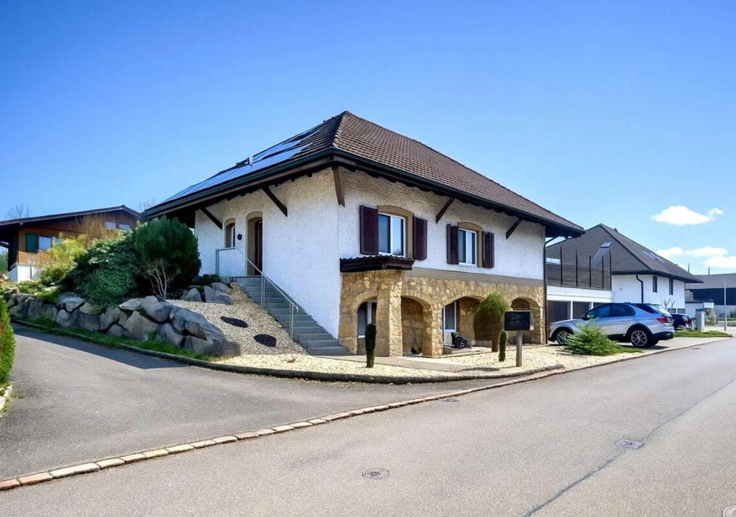 Bellissima casa unifamiliare di 8,5 stanze in una strada privata con giardino - Foto 1 di 23