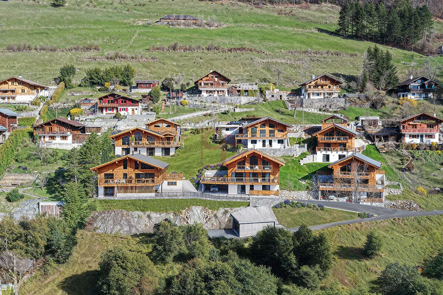Crésuz - Chalets magnifiques avec 4,5 à 5,5 pièces - Photo 1 sur 12