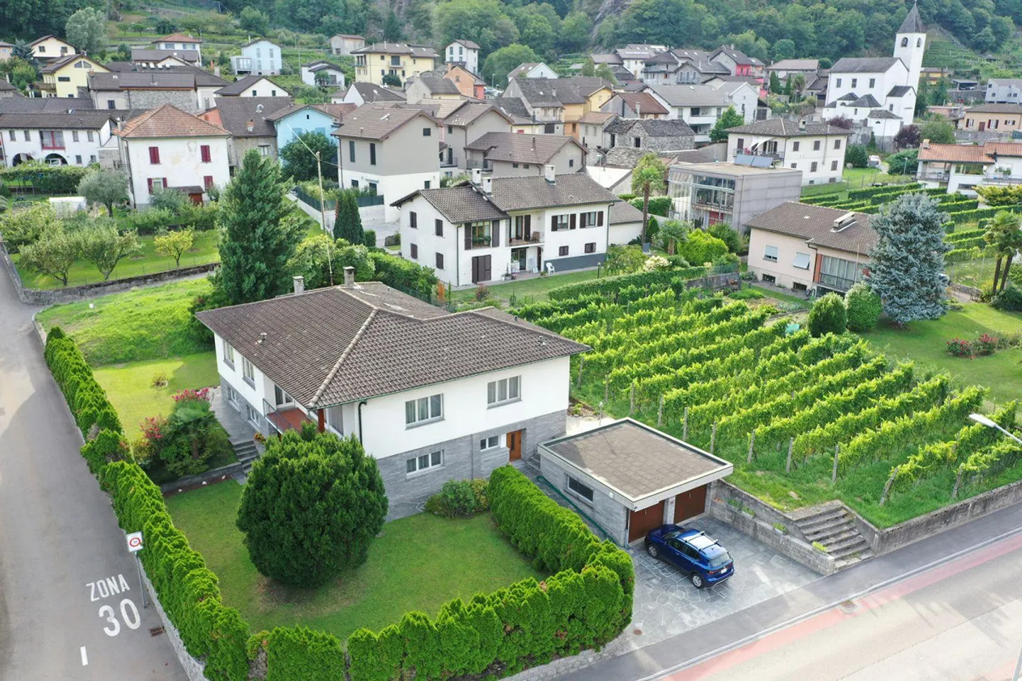 Zweifamilienhaus mit Garten - Foto 2 von 17