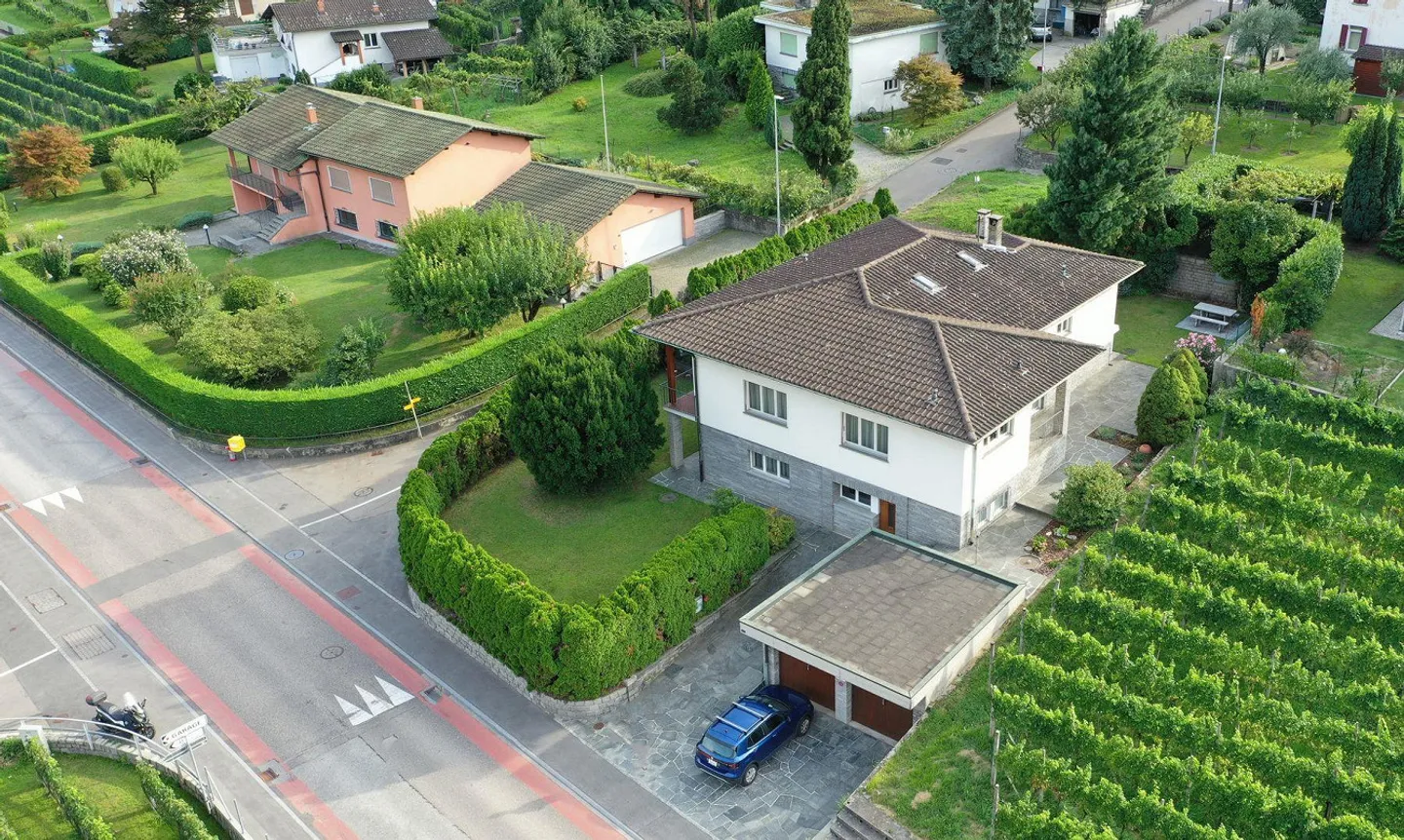 Zweifamilienhaus mit Garten - Foto 1 von 17