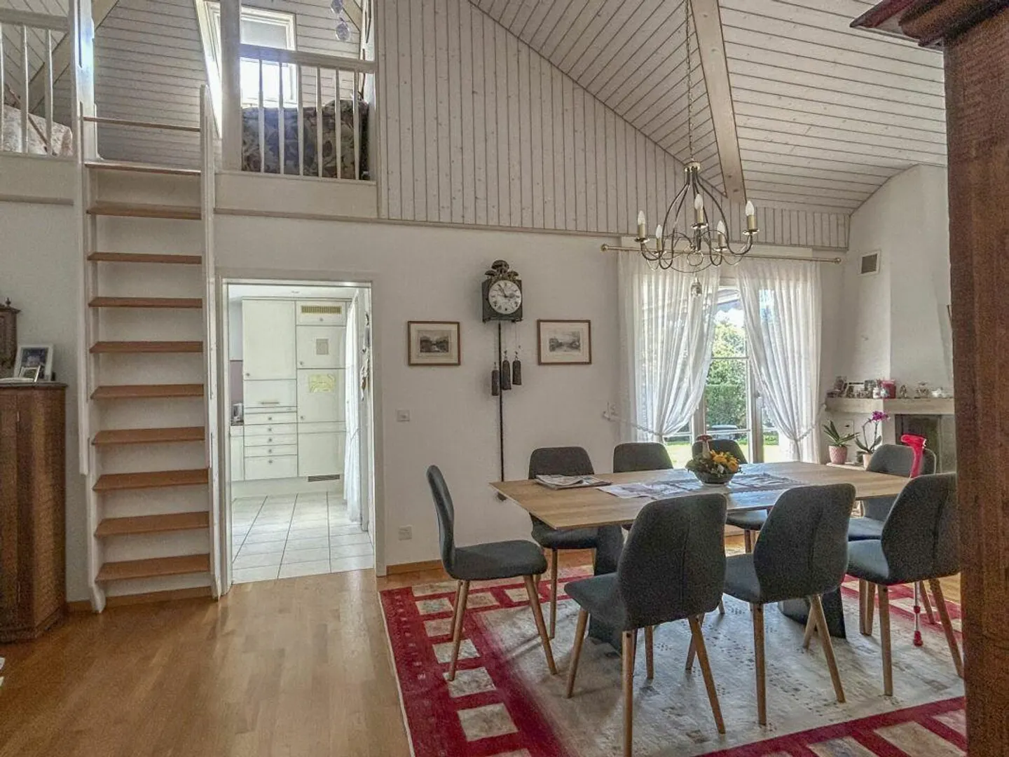 Detached single-family house in a quiet neighborhood - Photo 2 of 21