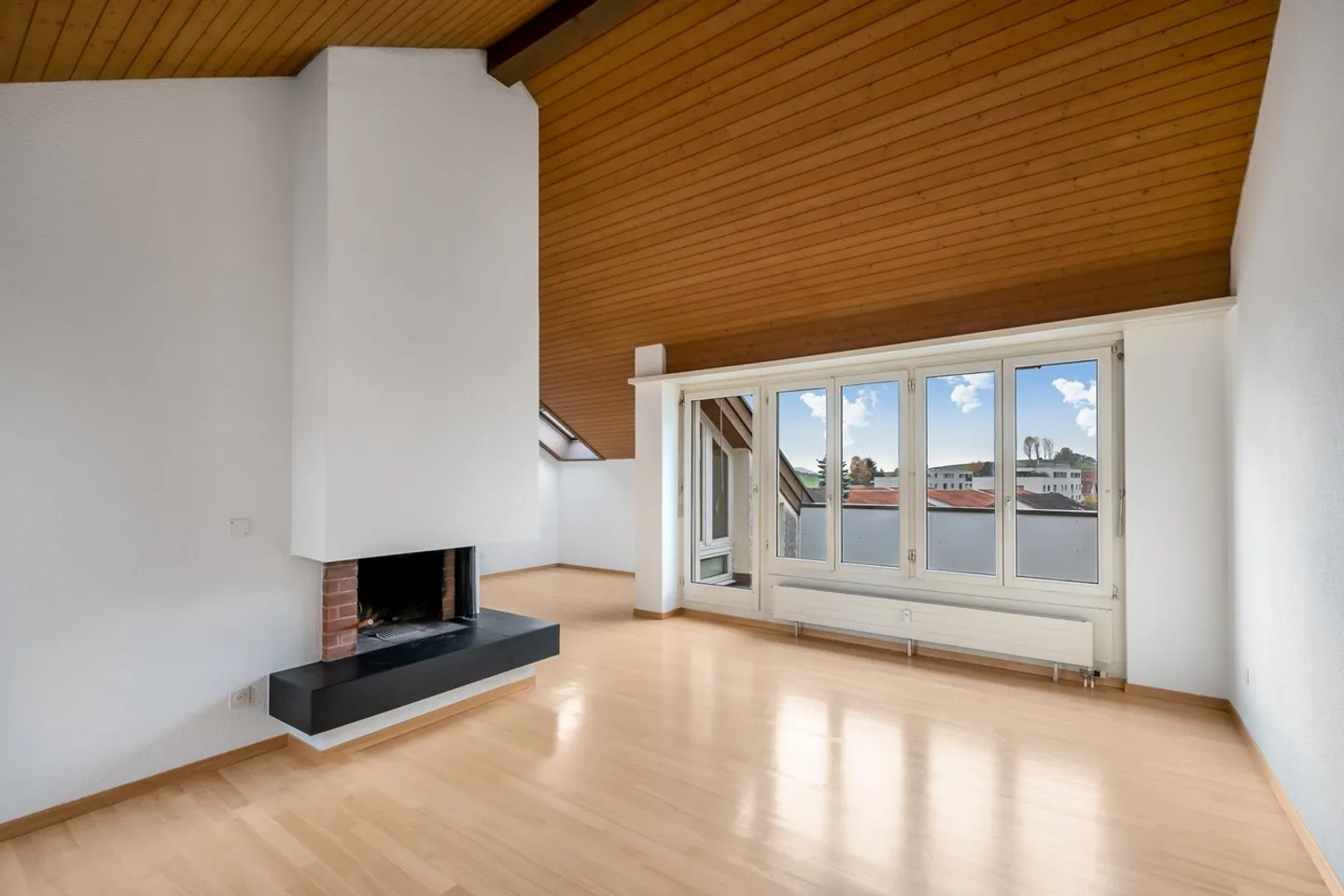 Charmante Dachwohnung mit Cheminée - Foto 3 von 11