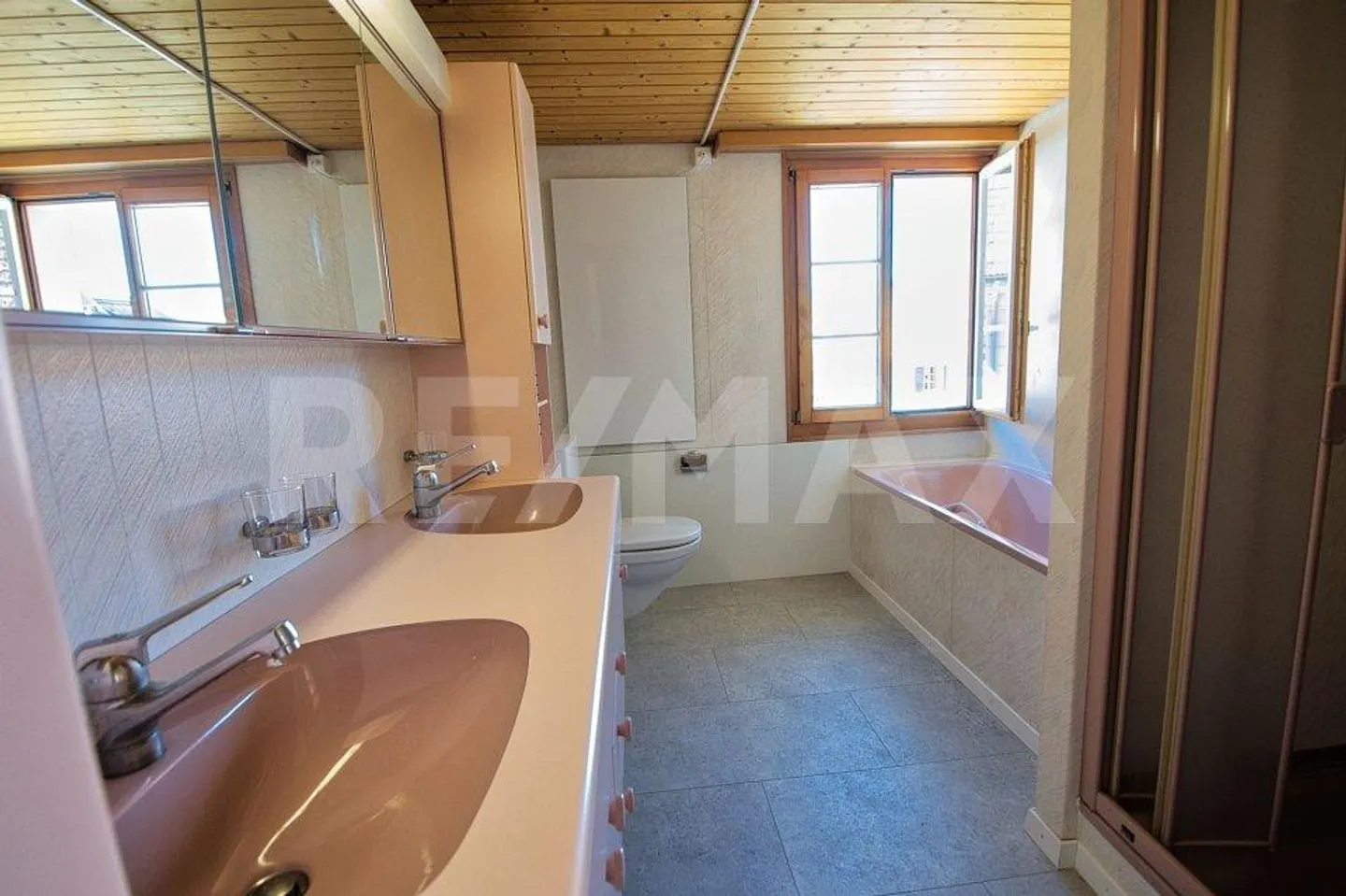 Affascinante casa unifamiliare con carattere storico e comfort abitativo moderno - Foto 8 di 13